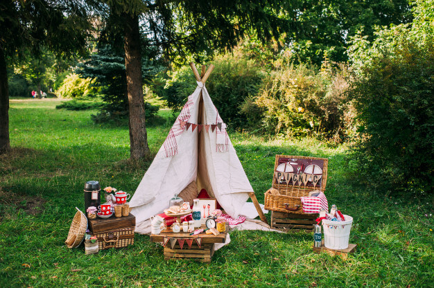 Picnic con un tipi artesanal.