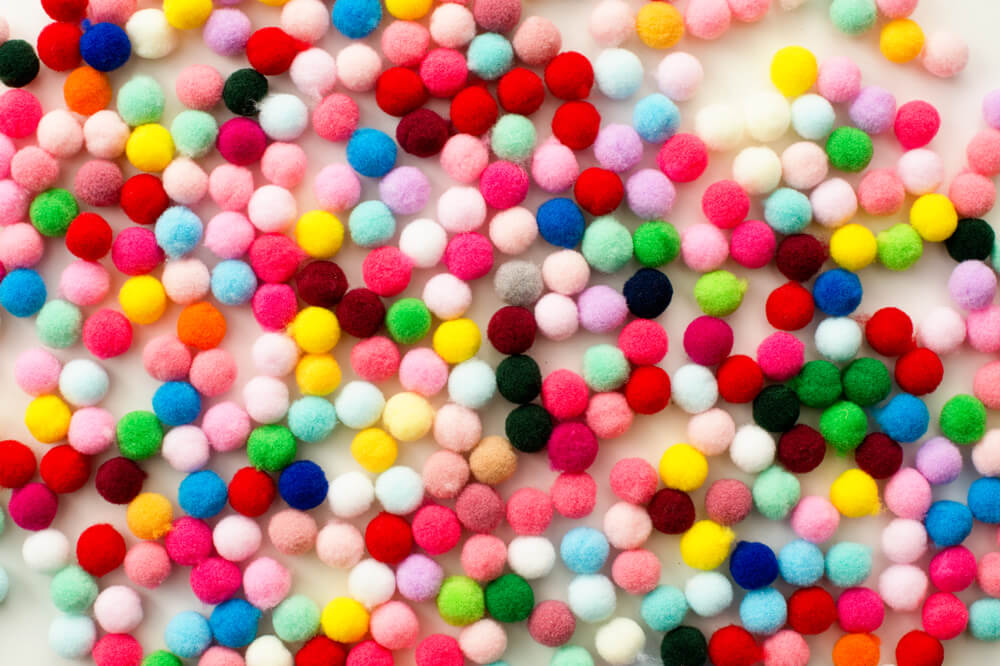 Pompones de colores infantiles.