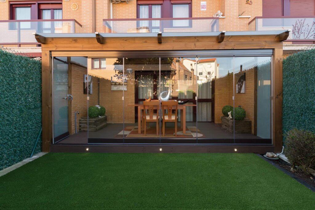 Portico in legno vetrato.