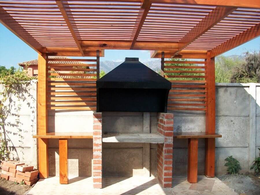 Quincho de ladrillo y piedra.