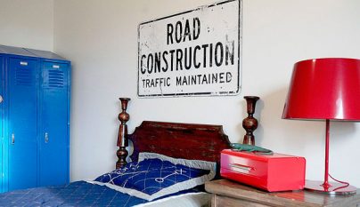 Señal de tráfico en la pared.