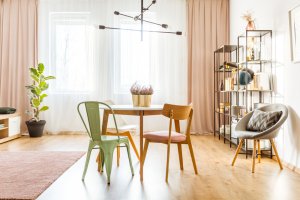 Evita la sobrecarga decorativa en tu hogar