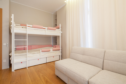 Sofá cama en la habitación de los niños.