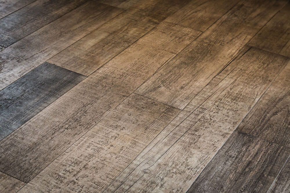 Suelo de madera con arañazos.