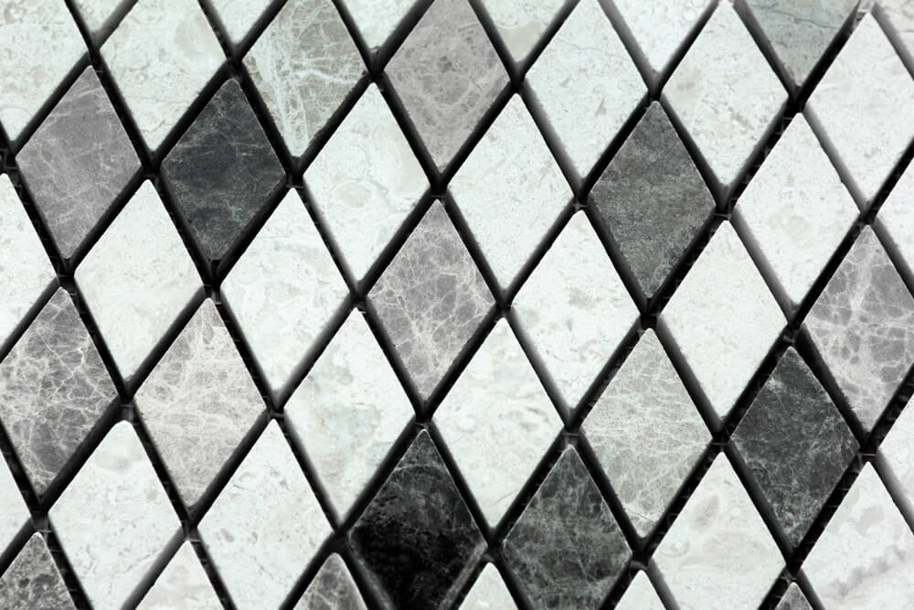 Suelos con baldosas con forma de rombos.