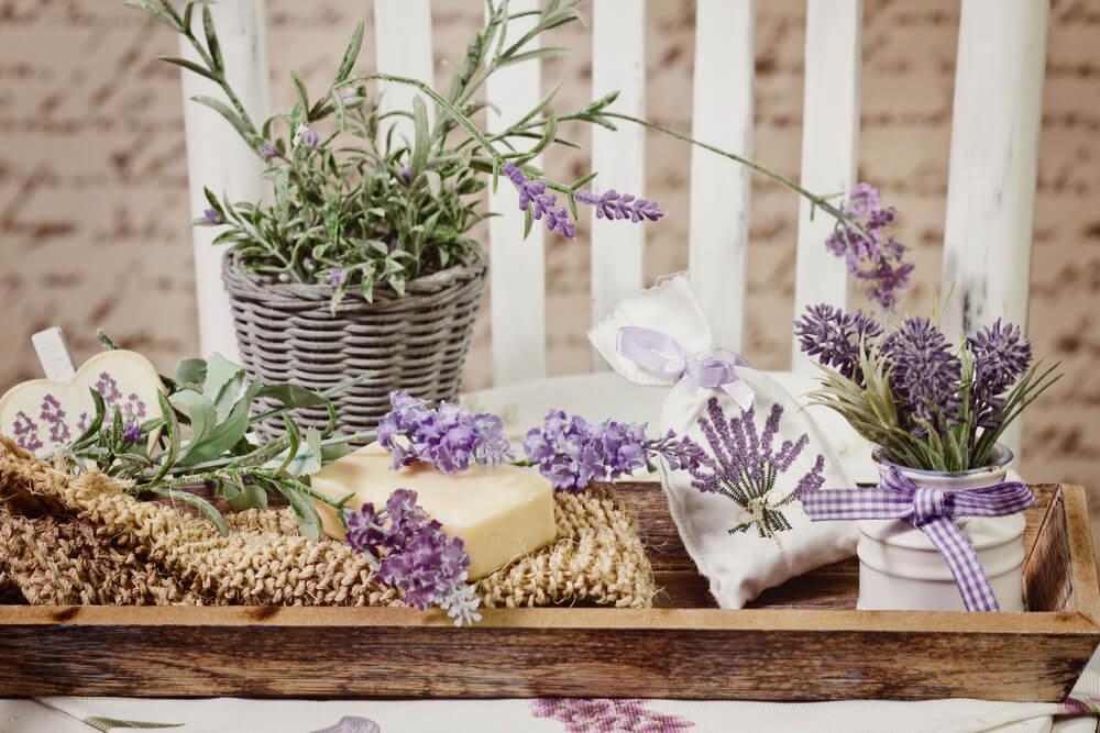 Baño rústico con flores.