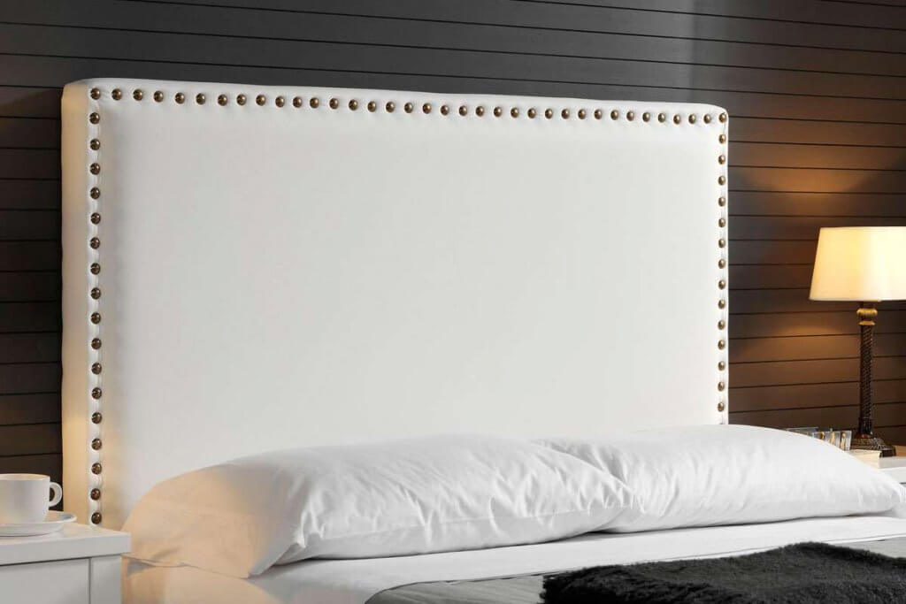 Cabecero con tachuelas.