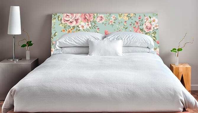 Cabecero tapizado de flores.