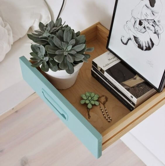 Cajón a modo de mesilla.