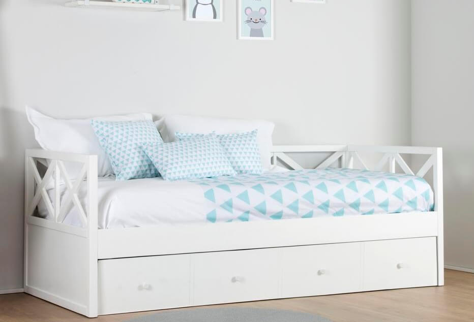 Cama nido infantil en blanco.