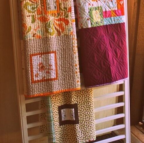 Cuna para colgar mantas.