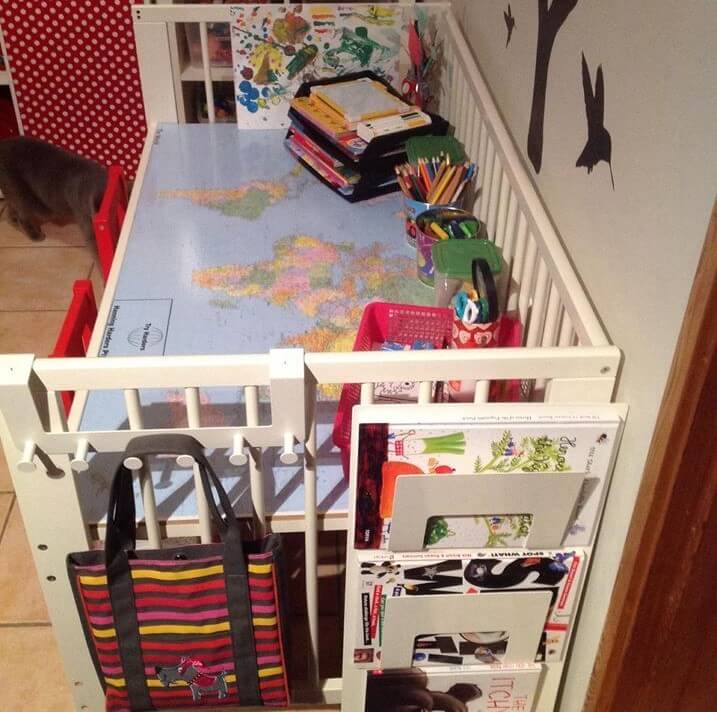 Cuna como mesa de juego.