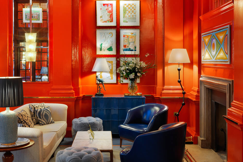 Salón en rojo decoración bloomsbury.