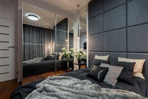 Dormitorio con espejos.