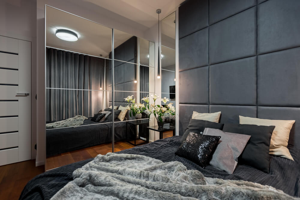 Dormitorio con espejos.