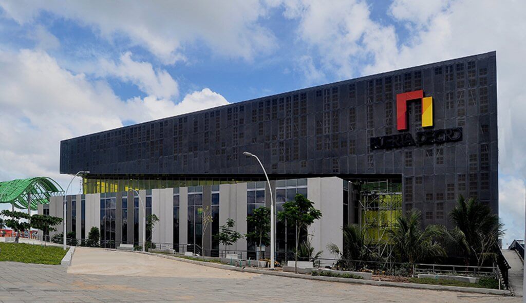 Placas eterboard en negro para un edificio.