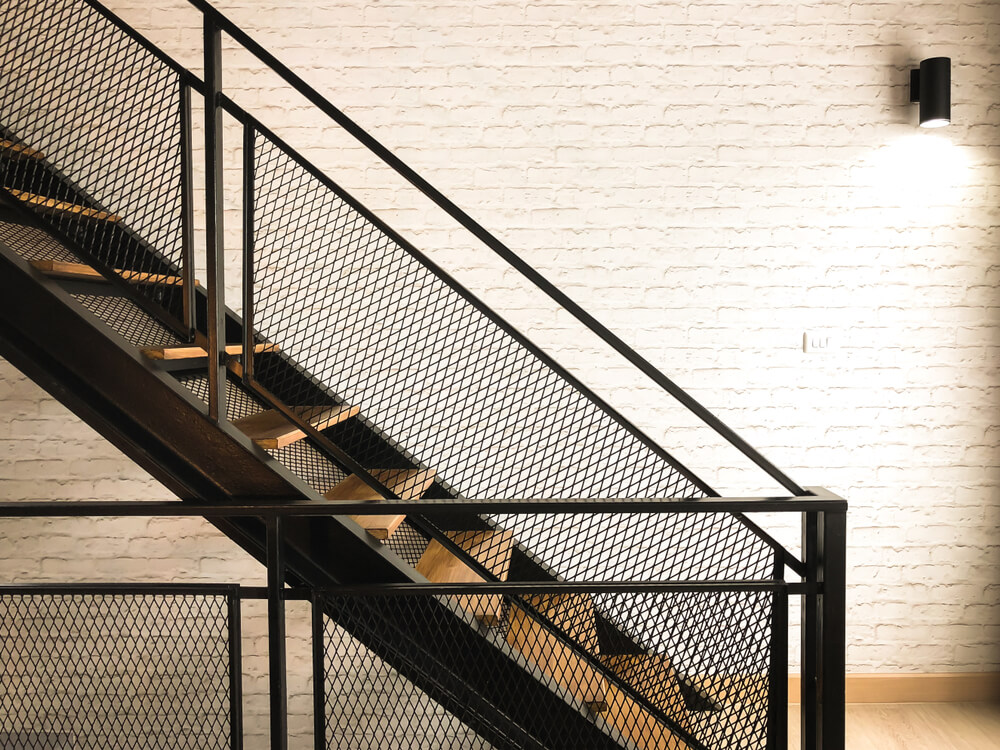 Escalera de madera y metal que proporciona seguridad.