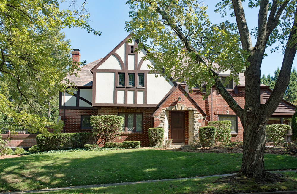Estilo de las casas Tudor con jardín.