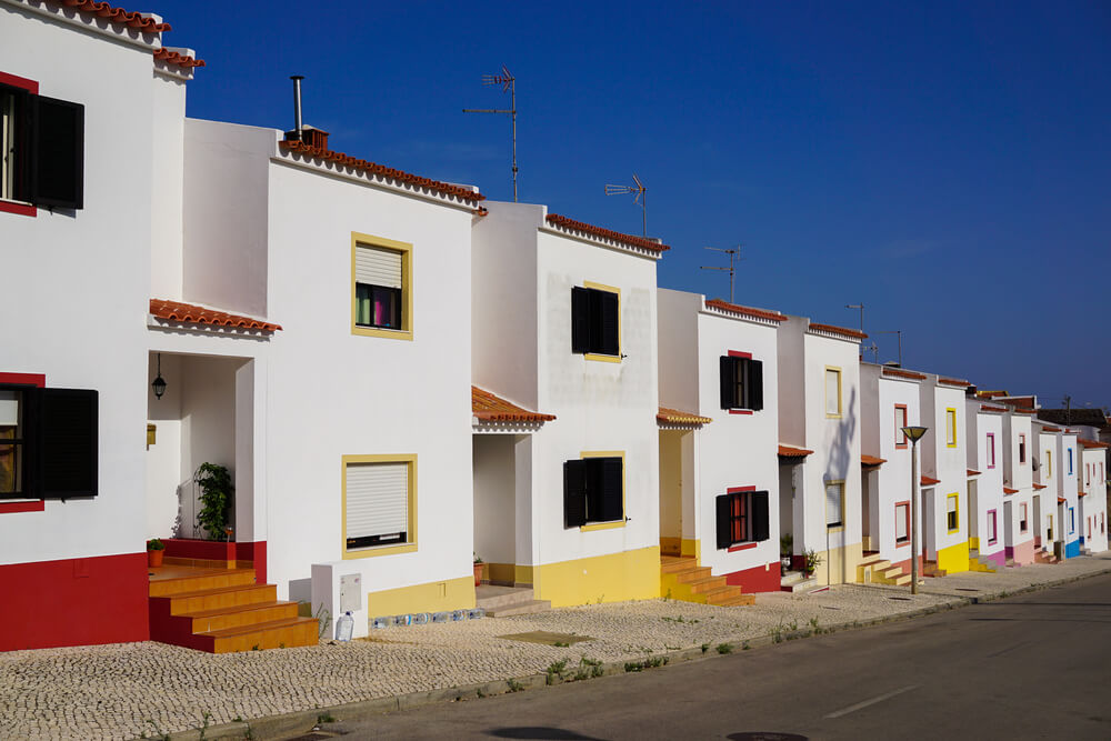 Fachadas de color blanco.