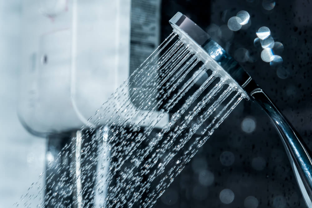 Instalación de las duchas eléctricas.