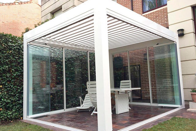 Lamas orientables de una pérgola bioclimática.