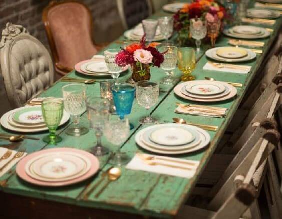 Mesa comedor hecha con una puerta recuperada.