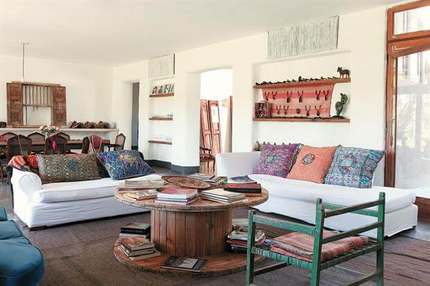 Mesa de madera grande hecha con bobina de cable.