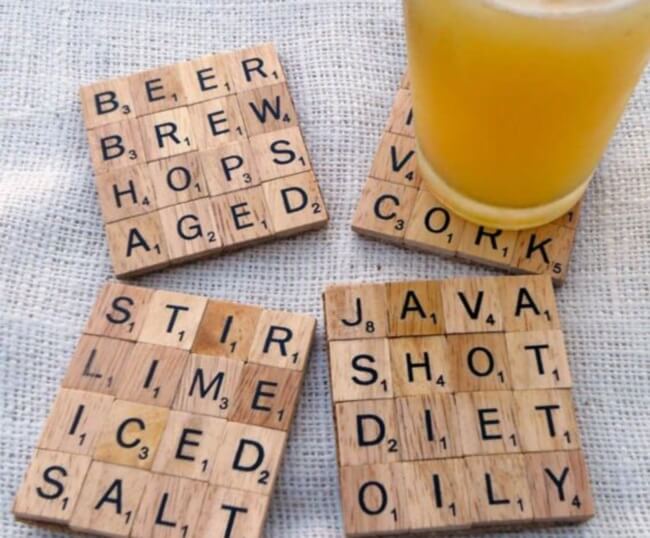 Posavasos con letras de Scrabble.
