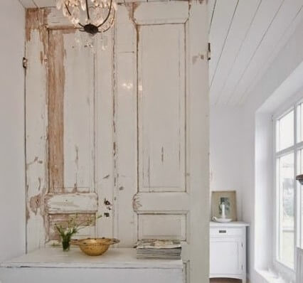 Puerta a modo de tabique separador.