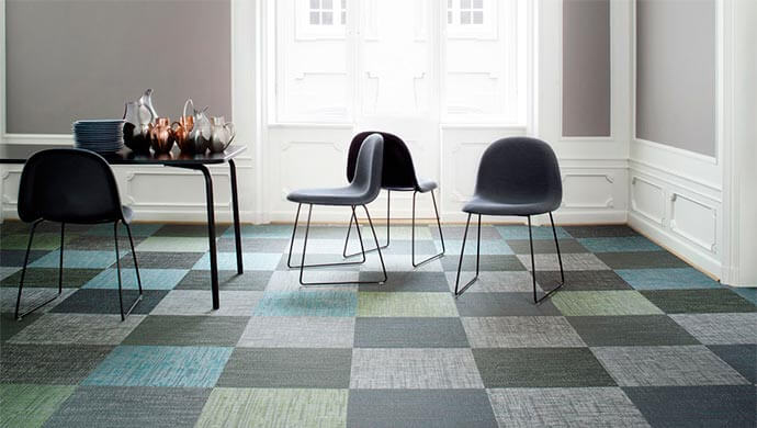 Suelo vinílico en cuadrados.