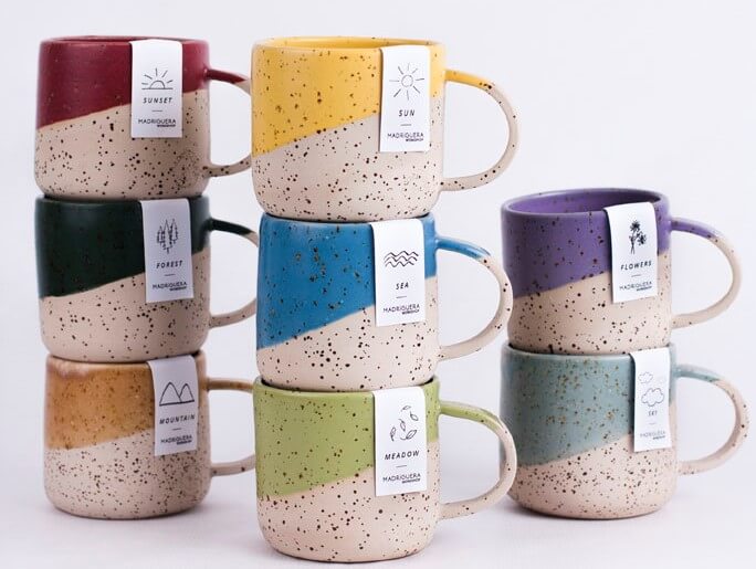Tazas de colores de cerámica.