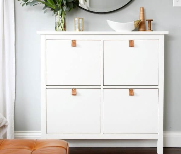 Tiradores de cuero para el salón.