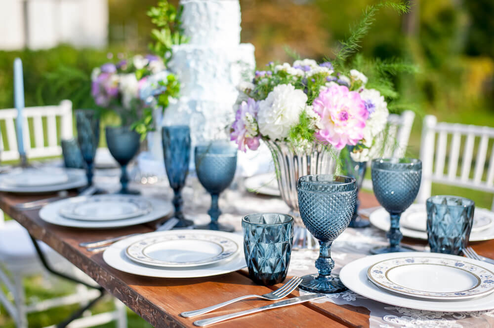 Vajilla para mesa, platos y vasos.