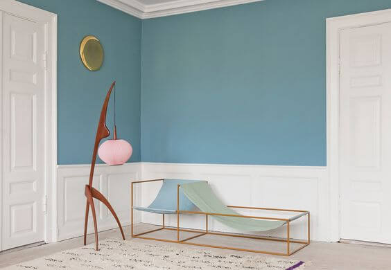 Arrimadero de madera blanca.