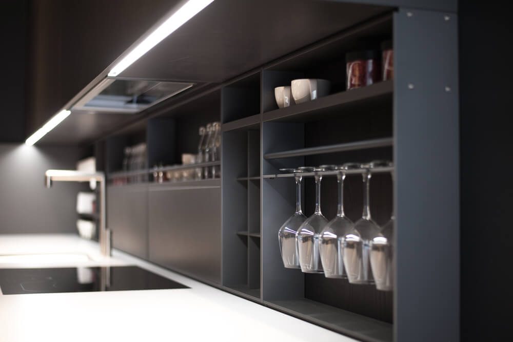 Barras de luz en los armarios.