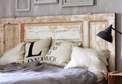 Cabecero hecho con una puerta.