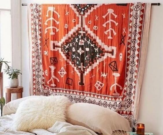 Cabecero hecho con una tela.