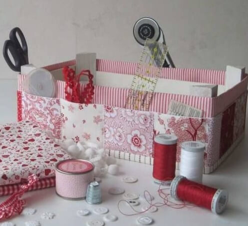 Caja de fresas como costurero.
