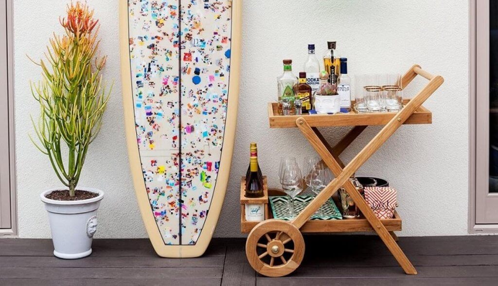 Carrito de bar con botellas y utensilios