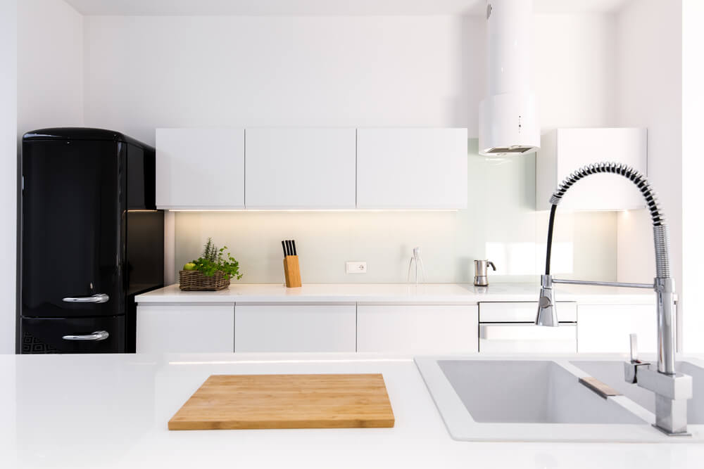 Cocina minimalista en blanco.