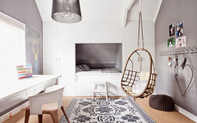 Columpio sofá en dormitorio.