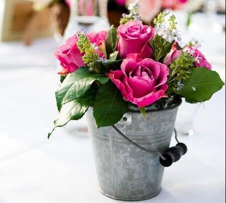 Cubos de metal como centro de mesa.