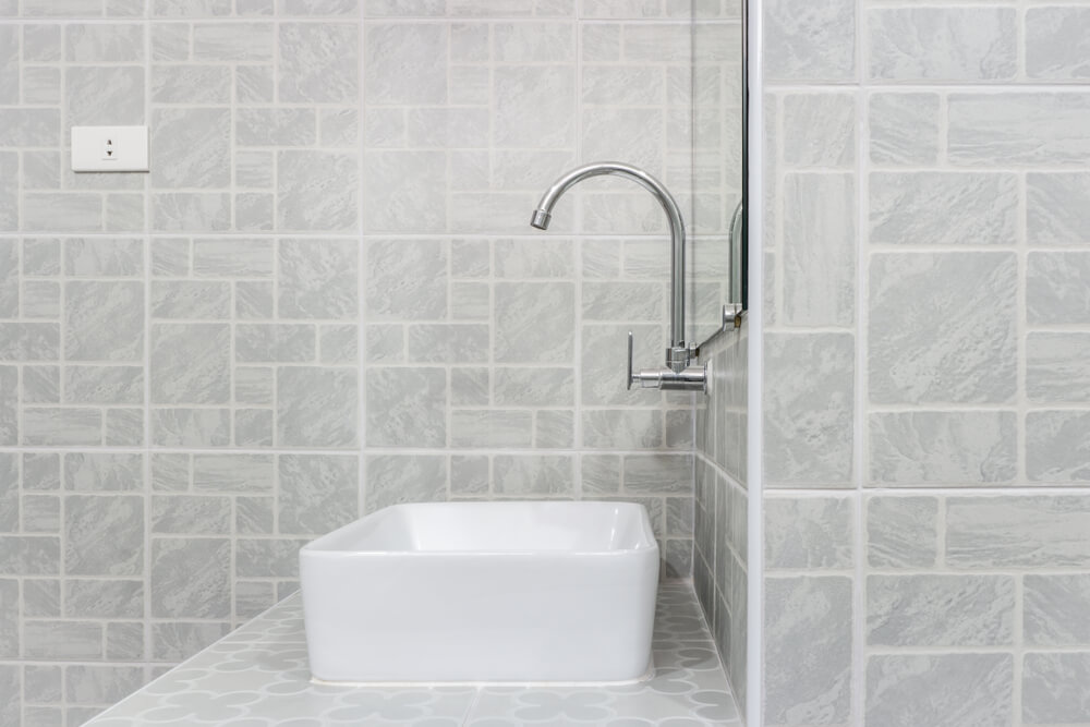 Enchufe en el baño.