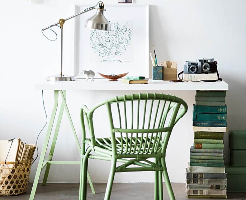 Escritorio con libros.