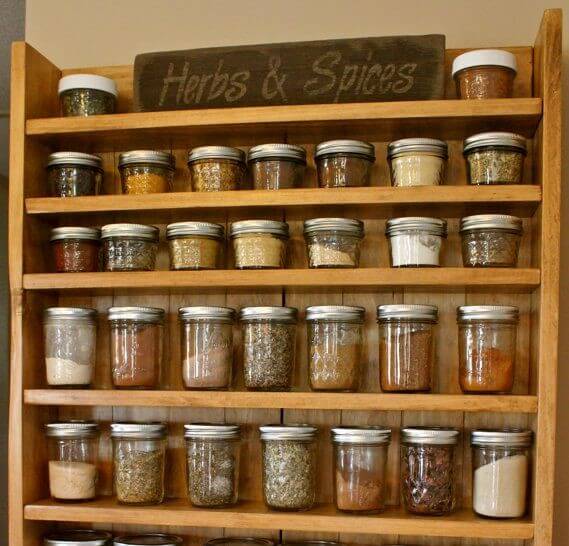 Especiero en alacena.