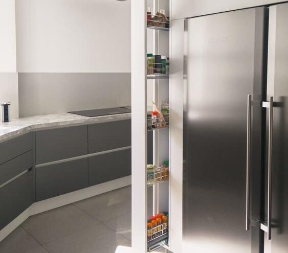 Mueble-especiero con ruedas.