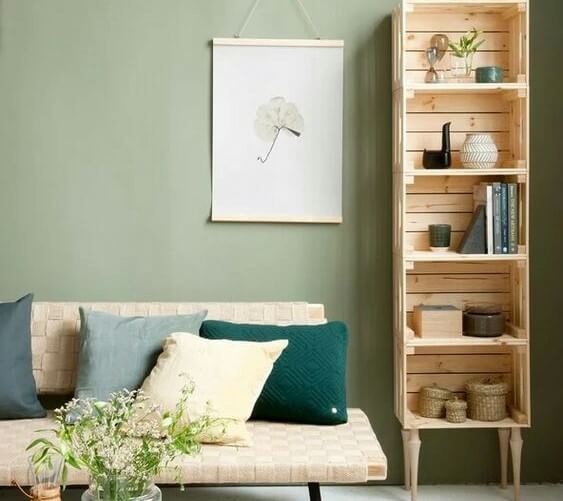 Estantería hecha con cajas de madera.