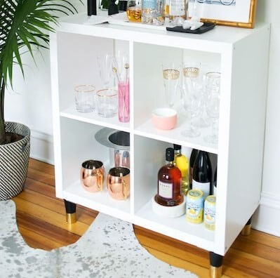 Minibar hecho con una estantería KALLAX de IKEA.