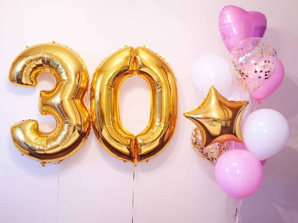 Globos con números de cumpleaños gigantes.