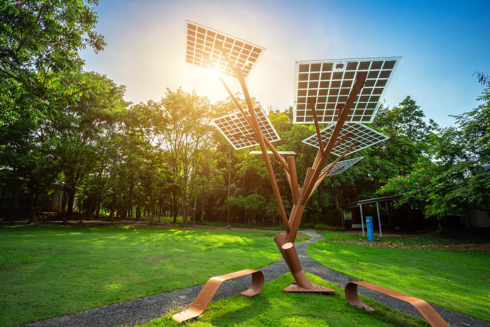 Jardín con paneles solares.